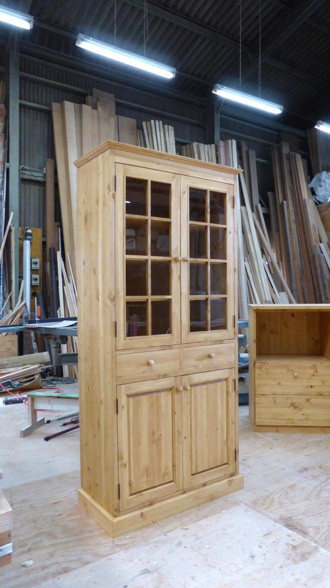 ガラスカップボード