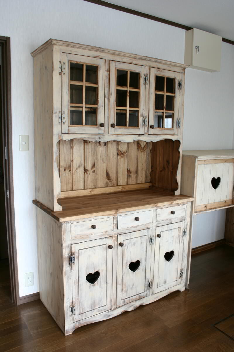 アンティークカップボード