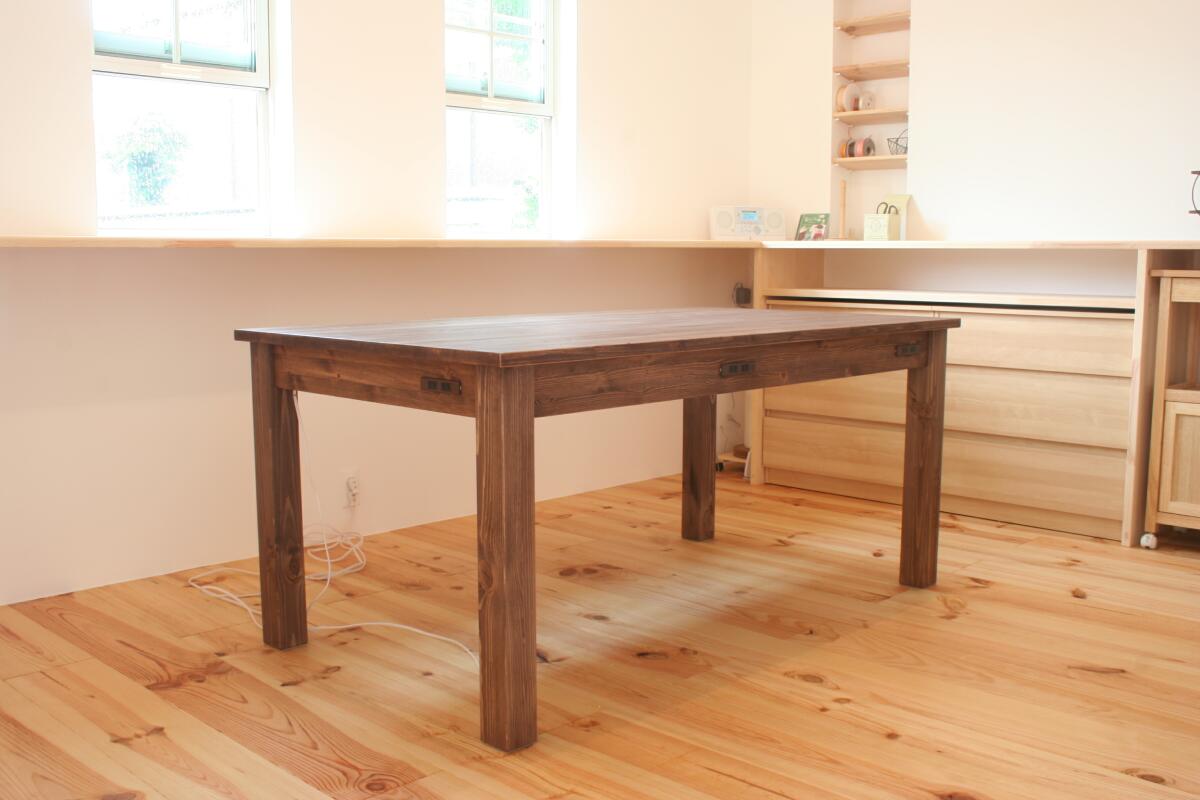 コンセント付きダイニングテーブル（斜め）