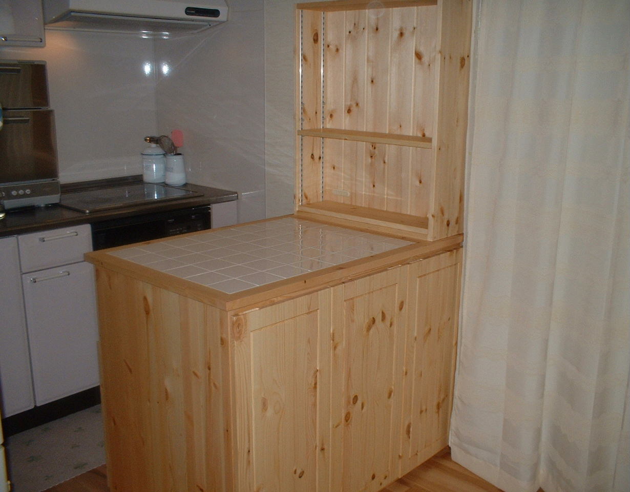 タイルトップの両面キッチンカウンター